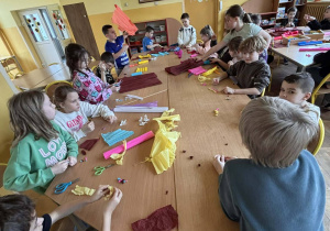 Dzieci wykonują prace z bibuły podczas zajęć świetlicowych w styczniu.