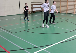 Uczniowie klas 4a i 4b podczas zabawy ruchowej na sali gimnastycznej.