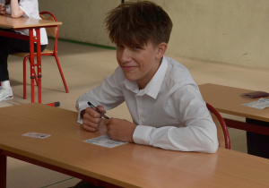 Kacper, uczeń klasy 8b w czekiwaniu na rozpoczęcie egzmainu.