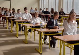 Uczniowie klasy 8a i 8b w oczekiwaniu na rozpoczęcie egzaminu.