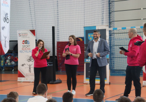 Organizatorzy wydarzenia przemawiają do uczniów; wśród nich Damian Janikowski oraz prezydent Grzegorz Mackiewicz.