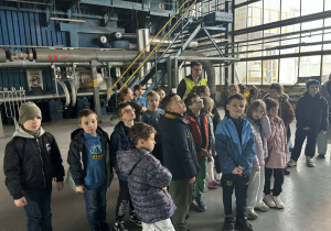 Uczniowie klas 1a i 2a zwiedzają halę techniczną Zakładu Energetyki Cieplnej i oglądają instalacje przemysłowe.