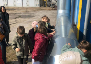 Uczniowie klasy 2b oglądają z bliska rurociągi instalacji ciepłowniczej na terenie Zakładu Energetyki Cieplnej.
