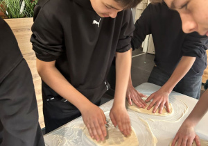 Uczniowie klasy VIIa rozpoczynają warsztaty kulinarne w Pizzerii 105.