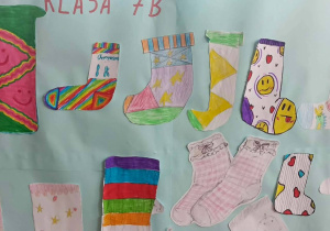 Plakat klasy 7b z różnorodnymi rysunkami skarpetek wykonanymi przez uczniów.