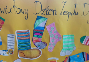 Plakat klasy 6b z napisem Światowy Dzień Zespołu Downa i rysunkami kolorowych skarpetek.
