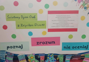 Kolorowy plakat z hasłami o akceptacji i integracji oraz oznaczeniem klasy, ozdobiony rysunkami skarpetek.