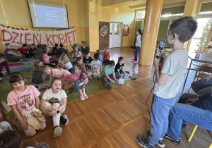 Dzieci uczestniczą w zabawie karaoke w świetlicy.