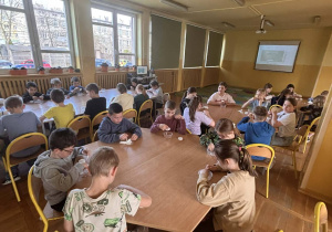 Dzieci myją zabawki i sprzątają podczas wiosennych porządków w świetlicy.