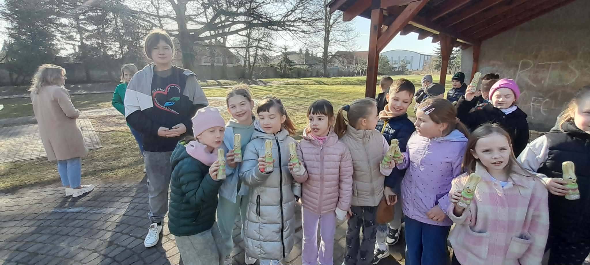 Uczniowie klas młodszych biorący udział w kacji wilekanocnej.