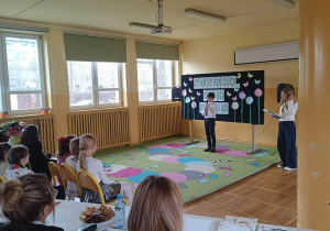 Jury obserwuje występ ucznia podczas konkursu.