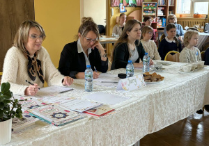 Jury ocenia występy podczas konkursu recytatorskiego.