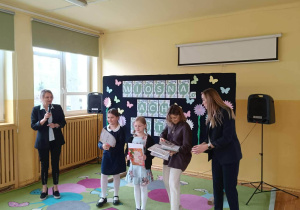 Wręczenie nagród zwycięzcom konkursu recytatorskiego.
