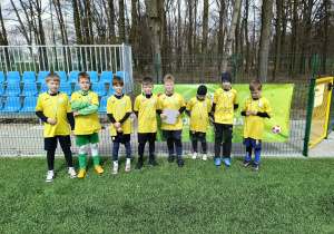 Drużyna chłopców SP 13 Pabianice z medalami po turnieju Pucharu Tymbarku na obiektach MOSiR.
