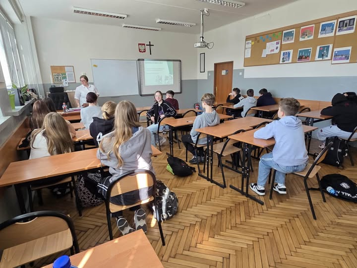 Uczestnicy warsztat&oacute;w wraz i prowadząca zajęcia dr Dominika Sujka-Kujawiak 