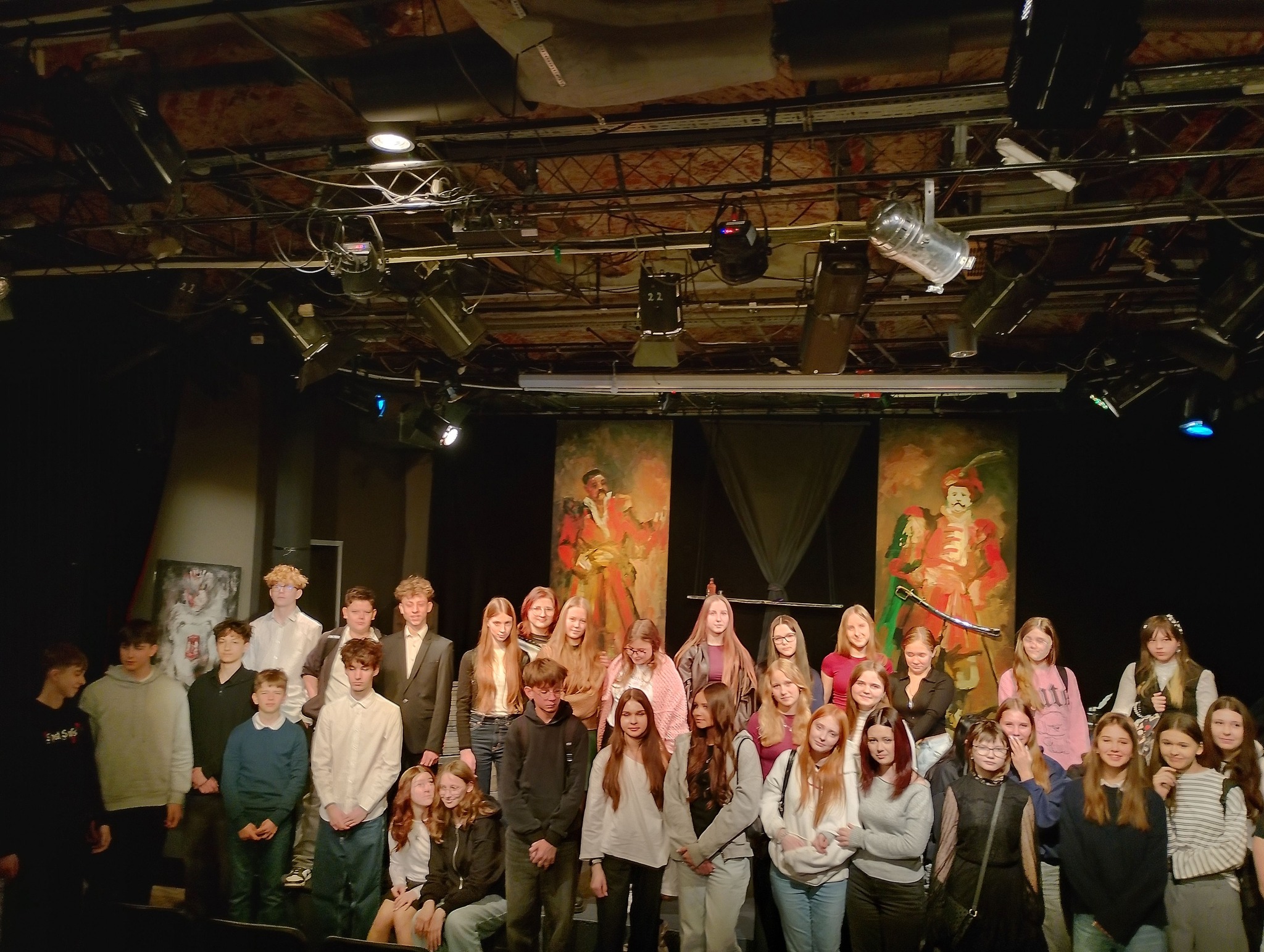 Ucznniowie klas VII i VIII w Teatzre Małym w Manufakturze.