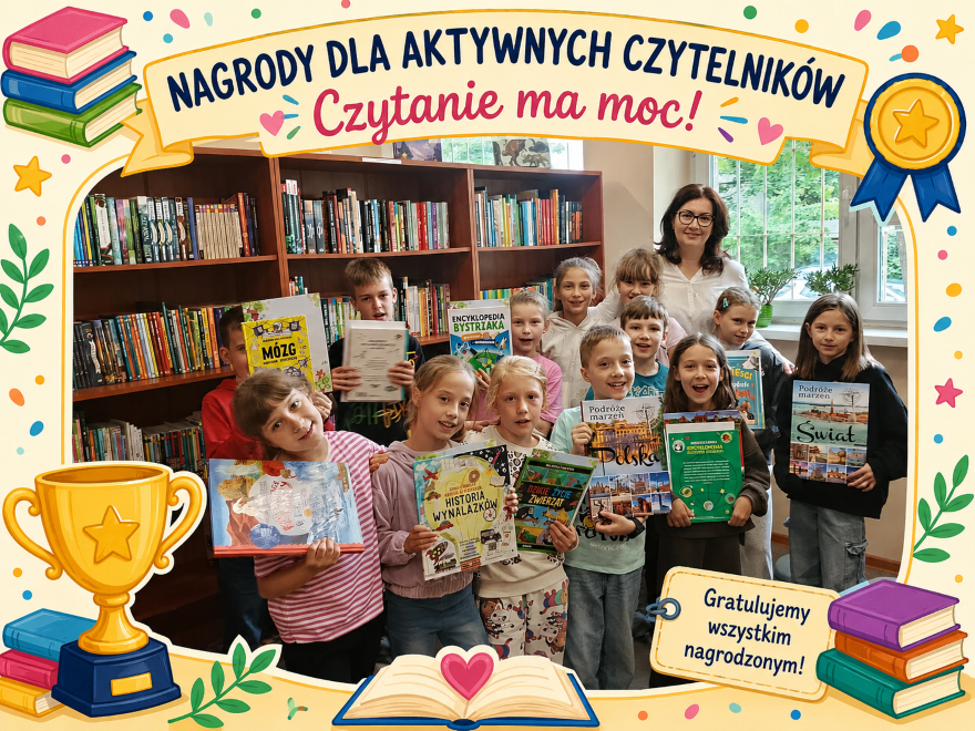Uczniowie nagrodzeni za aktywne czytelnictwo pozują do wsp&oacute;lnego zdjęcia w bibliotece szkolnej, prezentując otrzymane książki i nagrody. Towarzyszy im bibliotekarka. W tle widoczne są regały wypełnione książkami.