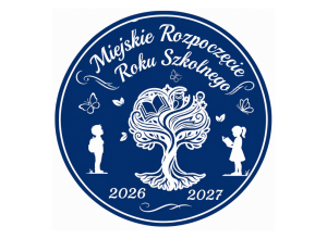 Okrągłe granatowo-białe logo „Miejskie Rozpoczęcie Roku Szkolnego 2026/2027”. W centrum ozdobne drzewo z książką, po bokach sylwetki uczniów i motyle.