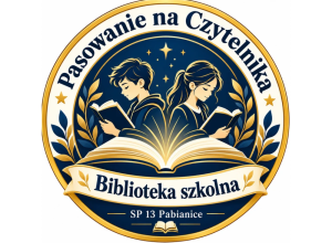 Okrągłe logo „Pasowanie na Czytelnika” w granatowo-złotych barwach. W centrum dwoje dzieci czytających książki, otwarta księga oraz napisy „Biblioteka szkolna” i „SP 13 Pabianice”.