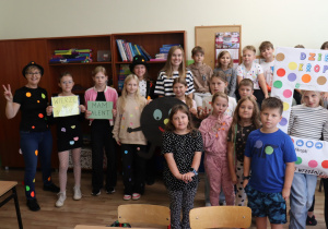 Klasa 3b z wychowawczynią Katarzyną Szczepaniak ubrana w kropkowe stroje, z planszami „Wierzę w siebie” i „Mam talent” oraz kolorową ramką z napisem „Dzień Kropki – 15 września”.