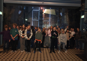 Uczniowie klas 6a i 6b stoją razem w hali EC1 w Łodzi podczas wycieczki edukacyjnej.