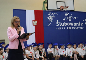 Dyrektor Anna Michalak przemawia podczas ślubowania klas pierwszych w SP 13.