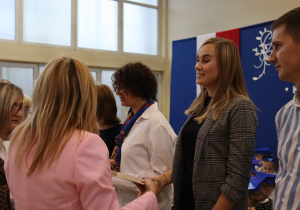Dyrektor Anna Michalak wręcza dyplomy nauczycielom podczas uroczystości Dnia Edukacji Narodowej w SP 13.