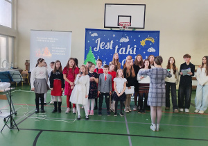Uczniowie klas młodszych śpiewają kolędy podczas szkolnego Koncertu Świątecznego.