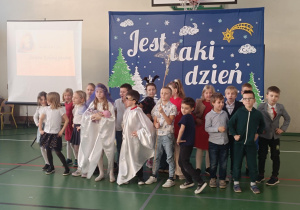 Uczniowie klasy 2 podczas występu świątecznego przed dekoracją „Jest taki dzień”.