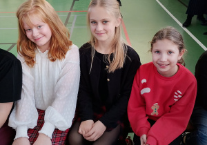 Uczniowie klasy 5 podczas wspólnego oglądania występów świątecznych.