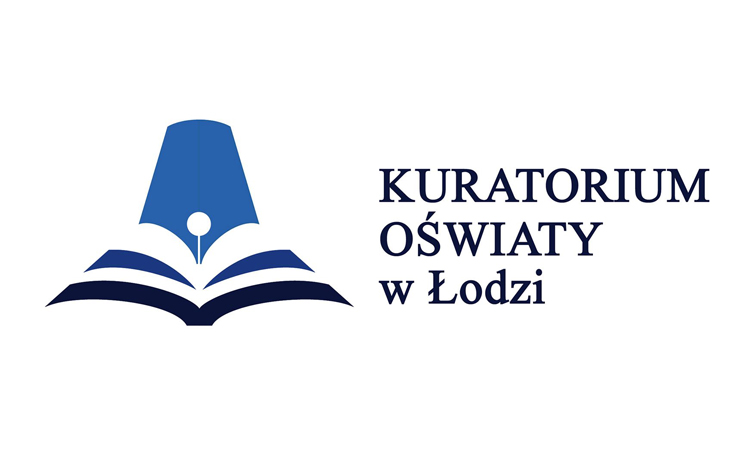 Logo Kuratorium Oświaty w Łodzi. Po lewej stronie znajduje się stylizowana grafika w odcieniach niebieskiego przedstawiająca otwartą książkę, z kt&oacute;rej wyłania się kształt niebieskiego pi&oacute;ra wiecznego &mdash; jego stal&oacute;wka tworzy centralny punkt logo. Po prawej stronie umieszczony jest granatowy napis: &bdquo;KURATORIUM OŚWIATY w Łodzi&rdquo;, zapisany drukowaną czcionką.