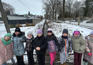 Grupa uczniów podczas styczniowego spaceru nad rzekę Pabiankę w ramach zajęć świetlicowych.