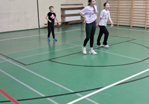 Uczniowie klas 4a i 4b podczas zabawy ruchowej na sali gimnastycznej.