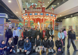 Uczniowie klas 5a, 5b i 8b pozują do zdjęcia w parku rozrywki Hopa Lupa.