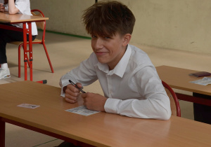 Kacper, uczeń klasy 8b w czekiwaniu na rozpoczęcie egzmainu.