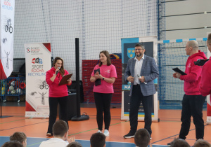 Organizatorzy wydarzenia przemawiają do uczniów; wśród nich Damian Janikowski oraz prezydent Grzegorz Mackiewicz.