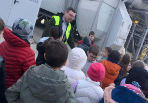 Uczniowie klasy 2b podczas zwiedzania Zakładu Energetyki Cieplnej słuchają informacji o działaniu instalacji.