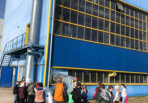 Uczniowie klasy 2b zwiedzają teren Zakładu Energetyki Cieplnej w Pabianicach i oglądają instalacje zewnętrzne.