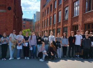 Uczniowie klasy VIIb na tle Fabryki Wełny Hotel & SPA, który został wybudowany na terenie dawnego imperium przemysłowego rodziny Baruchów zajmujących się produkcją tkanin bawełnianych.