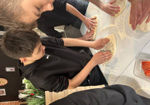 Uczniowie klasy VIIa rozpoczynają warsztaty kulinarne w Pizzerii 105.