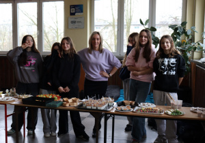 p. Goszcz i uczennice klasy 6a podczas szkolnego kiermaszu zdrowej żywności.
