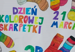 Plakat klasy 3b z napisem Dzień Kolorowej Skarpetki i kolorowymi rysunkami skarpetek.