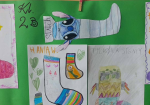 Plakat klasy 2b z rysunkami skarpetek i podpisami uczniów.