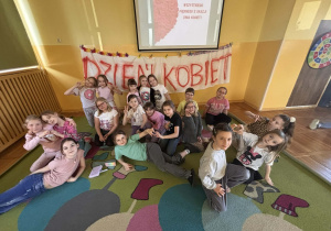 Dziewczynki świętują Dzień Kobiet w świetlicy szkolnej.