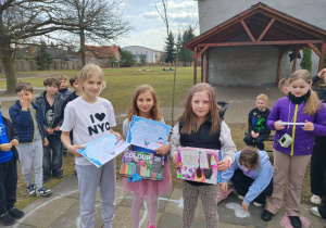 Dziewczynki z dyplomami i nagrodami w konkursie plastycznym „Pejzaż zimowy”.