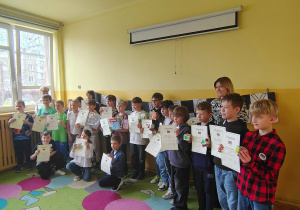 Uczniowie z dyplomami po turnieju warcabowym w świetlicy.