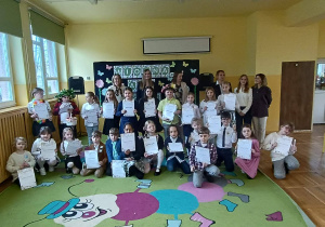 Uczniowie z dyplomami oraz nauczyciele po konkursie recytatorskim.