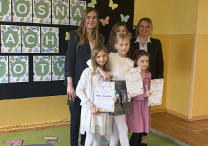 Chłopiec występuje podczas konkursu recytatorskiego.