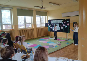 Jury obserwuje występ ucznia podczas konkursu.