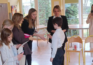 Wręczenie dyplomu uczniowi podczas konkursu recytatorskiego